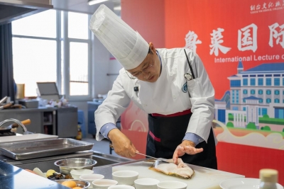 烹制糖醋鱼条，讲授《鲁菜制作技术》……西班牙职校教学厨房飘出鲁菜香
