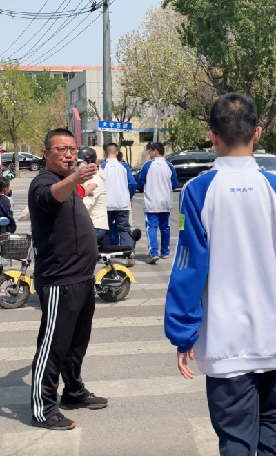 诗歌 | 马路上的青松——赞德州九中华科贵老师护学岗
