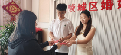 国徽见证誓言 ！陵城60多对新人“520”集体颁证树婚俗新风