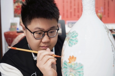 【德州文脉 匠心绝活】“00后”德州窑红绿彩非遗技艺市级传承人刘鸿飞：用画笔再现千年风华