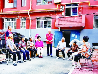 齐河县晏城街道永乐小区党支部书记左立部：爱较真的“银发书记”