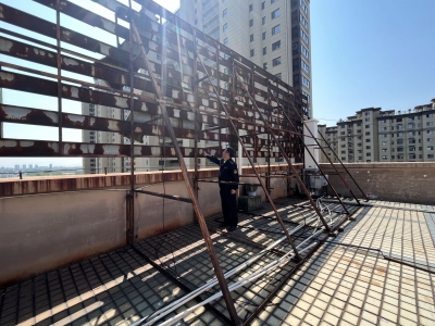 德州城管联合街道：携手除隐患，守护群众“头顶安全”