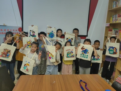 天衢新区宋官屯街道苗庄社区开展亲子手绘活动