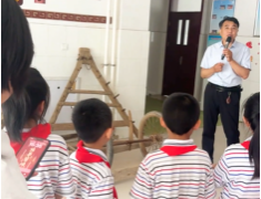 闲置校区变身幸福学堂，社会爱心人士义务辅导