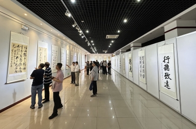 德州市书画作品观摩展开幕