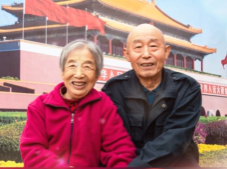 把“天安门”搬进村子 | 村党支部请摄影师帮老人圆梦