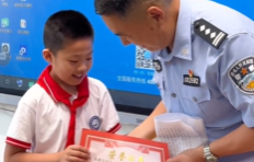 德州小学生捡到金手链上交，警察到班级当众送奖