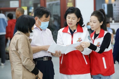 德州市立医院提升服务温暖就医路 | 志愿陪诊让患者有了“临时家属”