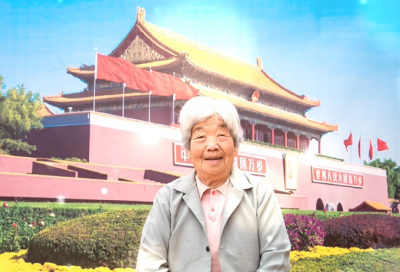 没出过远门的老人，在家门口打卡“天安门”
