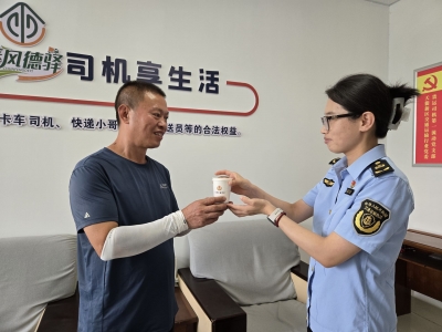 为高温下的劳动者送清凉