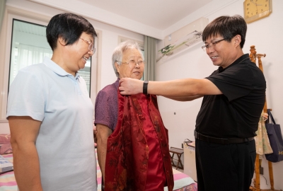 山东省道德模范朱长青：用爱撑起八口之家