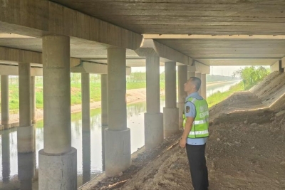 德州市公路巡查中心排查汛期高速公路桥梁隐患