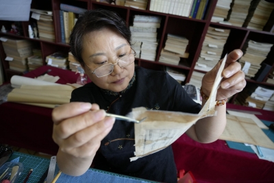 德报读图 | 古籍修复师郭玉玲:巧手牵古今  匠心续书香