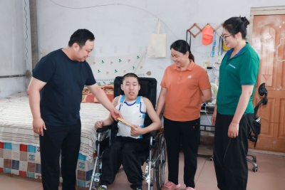 砥砺逐梦 奔赴山海 | 夏津县残联联合公益组织为“折叠男孩”姜延琛送去爱心物资，助力他重启大学生活