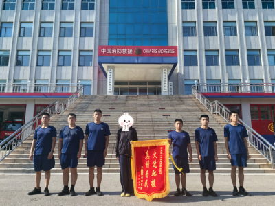 “千言万语道不尽感谢”  | 女子含泪送锦旗致谢禹城救命消防员