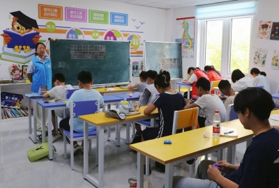 大学生帮忙带孩子 解决暑期看管难 | 庆云：村里办起公益课堂