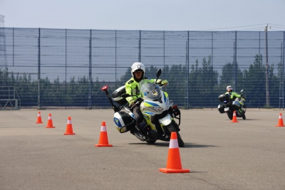 烈日淬锋芒 | 德州市公安局交通管理支队德城区新湖大队：铁骑练兵 燃爆全场
