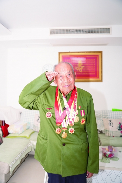 14岁从军，85岁著书忆峥嵘岁月，张新三：96岁抗战老兵的家国情怀