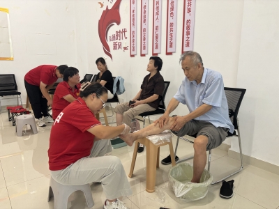 天衢新区宋官屯街道康博社区开展便民修脚活动