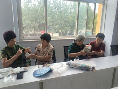 天衢新区宋官屯街道金河社区开展“枕香寻艾”手工活动