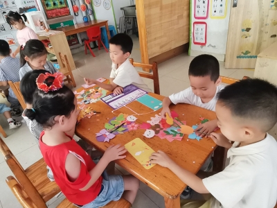 天衢新区宋官屯街道沙王社区开展教师节手工制作活动