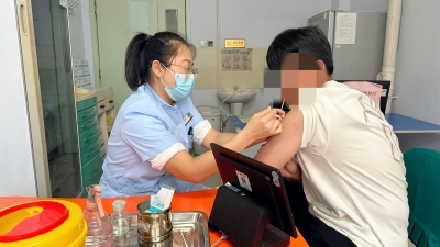 应对流感季，不少市民选择打疫苗为健康“加分”，疾控专家建议10月底前完成接种