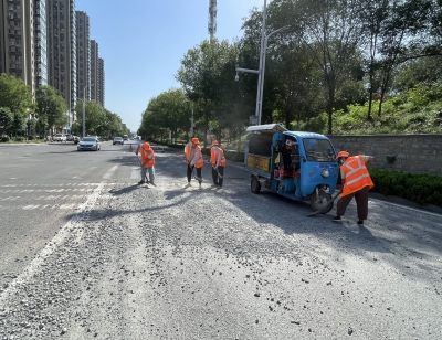 石子撒漏成隐患，德州环卫及时处置保安全