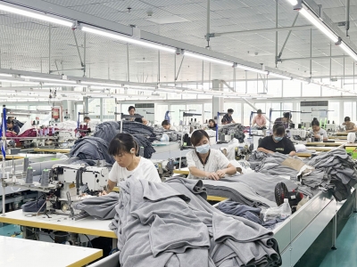 聚焦抓项目扩投资促消费|平原方迪服装有限公司：从贴牌代工到世界智造，17秒一件成衣“缝”全球
