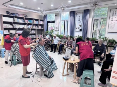 齐河县晏城街道：开展“便民服务小集市遇上教师节特别致敬”活动