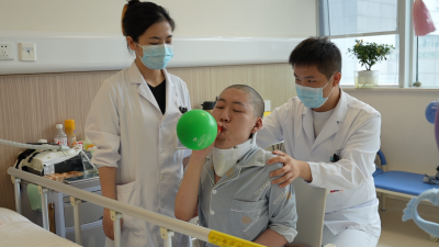 跪着上课、趴着高考，如今站起来生活—— 姜延琛：打开“折叠”人生 