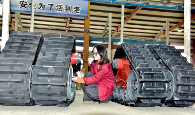 宁津企业给玉米收获机造“雨靴”   7年技术储备，今秋爆发了