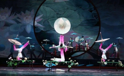 德州杂技《荷塘月色——蹬伞》亮相2025年全国优秀青年艺术人才展演