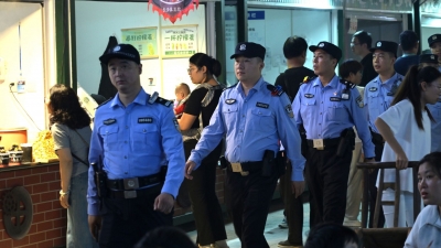 乐陵民警雨中寻失主，15分钟等候归还挎包