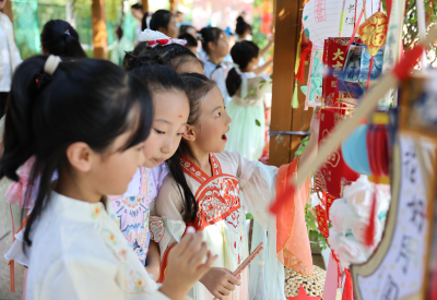 乐陵学子多形式欢庆双节