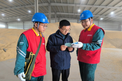 国网平原县供电公司：党员服务队“一对一”服务粮食烘干点，确保电力供应不间断