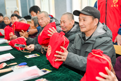 为福添彩 爱暖银龄 | 山东福彩开展“送你一朵小红花”爱心捐赠活动