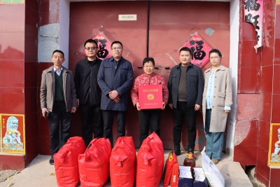 新区办为荣获“第三届全国文明家庭”称号的杨俊花家庭发放奖牌