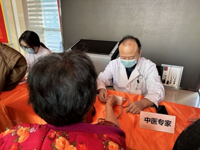 新区办红色书院开展“冬日温暖行 义诊护健康”爱心义诊活动 