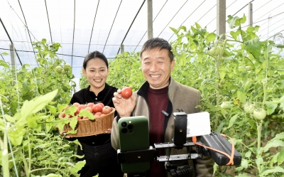 四中全会精神在基层 | 电商直播间里的“丰收景”