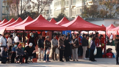 40余家企业携“适老好物”集结！“情暖州城 惠享桑榆”银龄市集在德州老年大学火热开集