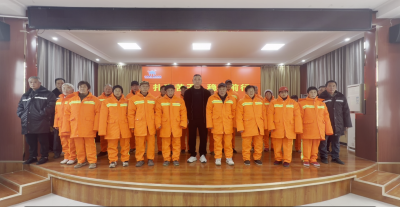 恩城镇：爱心棉服赠环卫工人