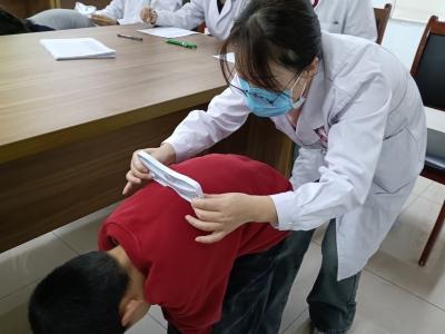 天衢新区宋官屯街道滨河社区开展青少年脊柱侧弯筛查活动