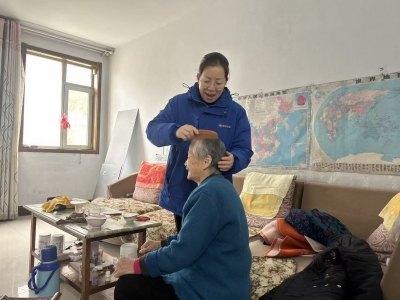 德城区东方家园社区开展关爱老人活动