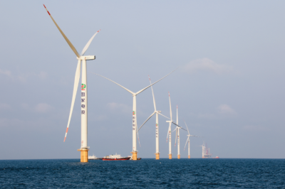 “白色森林”装上智慧大脑，山东探路海上风电运维新模式 