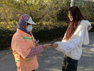 寒冬里的暖心瞬间！德州环卫保洁员刘国英拾金不昧，用平凡善举传递正能量