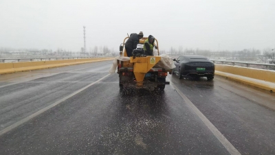 德州市公路事业发展中心迅速清雪保畅通