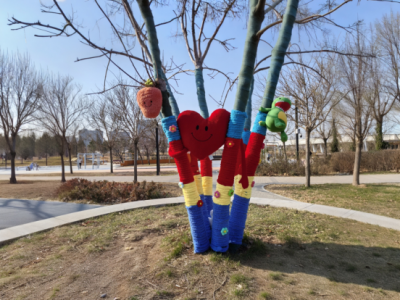 德州长河公园：“多巴胺毛衣”亮相，尽显冬日童趣与创意