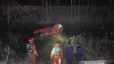 电动轿车滑入沟渠 德州消防民警接力救援被困母女