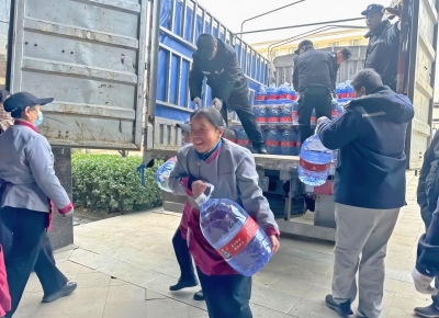 长江物业定制五万余桶山泉水为业主送祝福