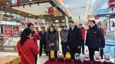 倪道余到德百开展“送温暖”活动并调研劳模创新工作